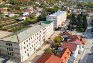Grude, zgrade bivše duhanske stanice, granatirane 8. travnja 1992.